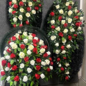 Комплект Красно-белый Комплект состоит из 3 ритуальных композиций: - премиум венок высота 120 см, - премиум венок высота 160 см, премиум корзина 125 см